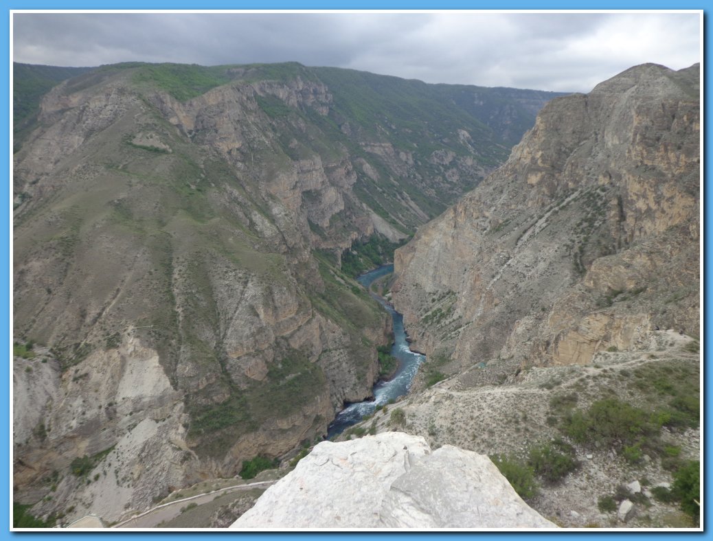 Сулакский каньон, самый глубокий каньон Европы, протяженность 53 км, глубина достигает 1920 м